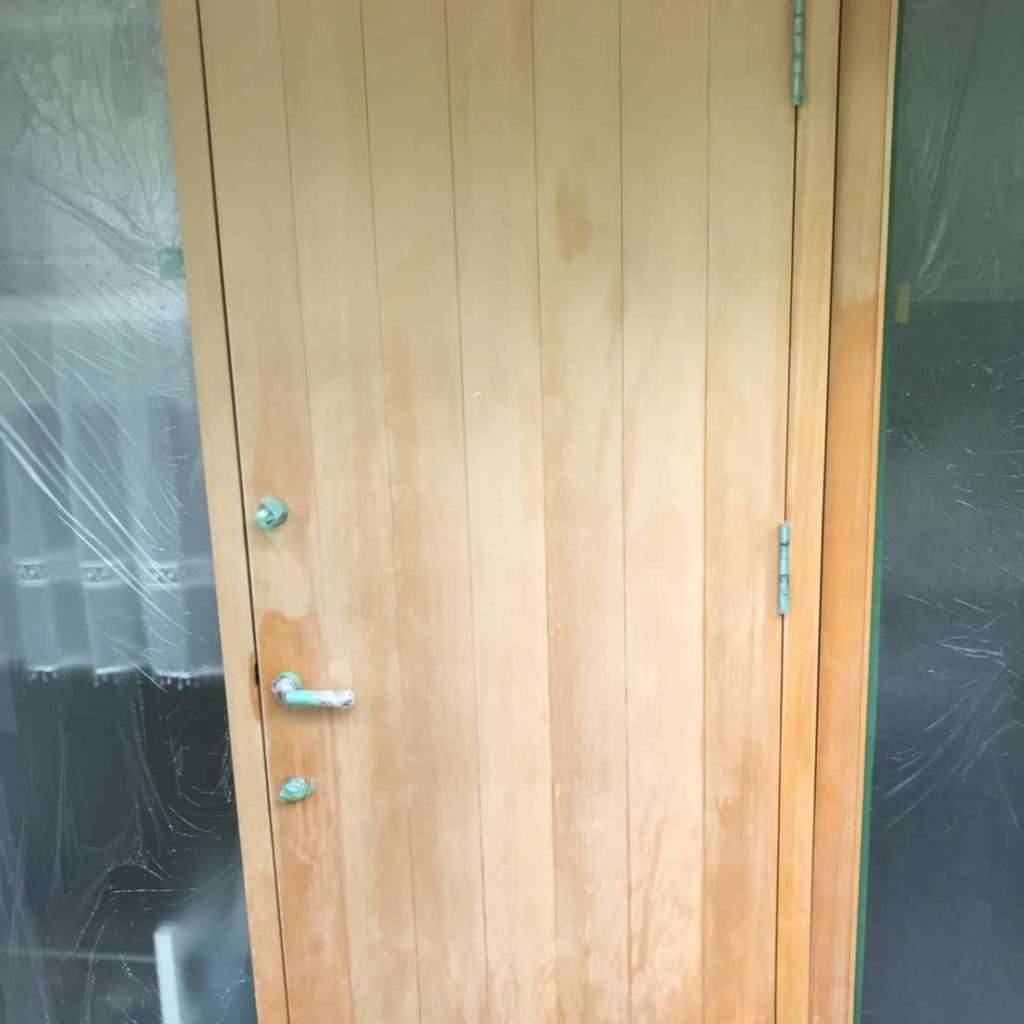 玄関の木製扉の復元処理・カビ取りです