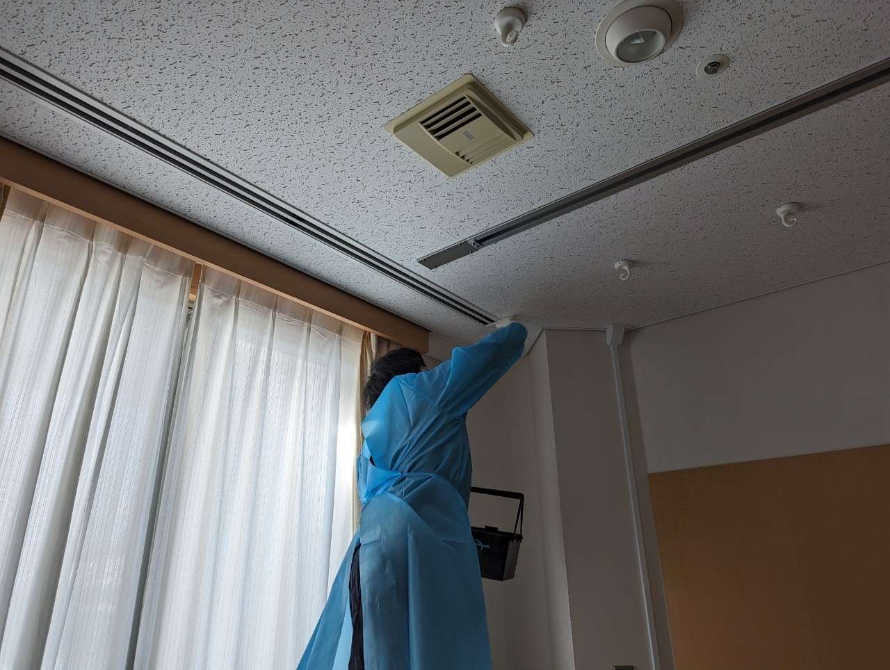 【岐阜県岐阜市】病院内天井のカビ取り・カビ対策