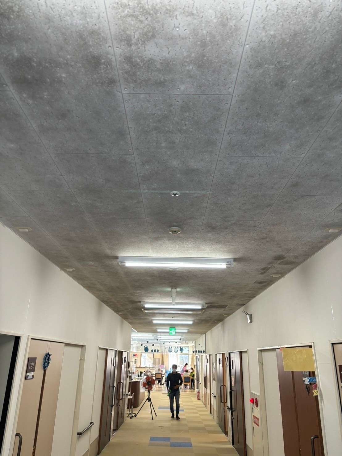 病院・ホテル・介護施設・スーパーマーケット・ドラッグストアの天井カビ問題に対するMIST工法®の効果的な対策