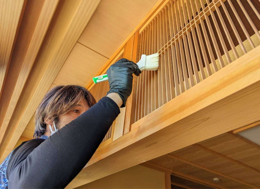 古民家の庇をカビ取り