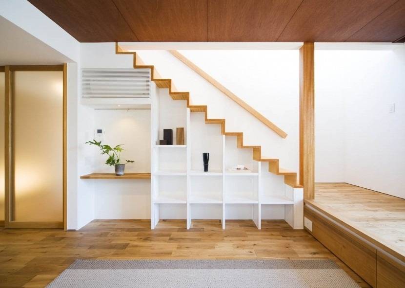 階段下収納のカビ問題を徹底解説｜見えない湿気と換気不足が招く危険と正しい対策方法