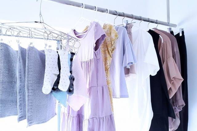 室内干しがカビの発生を促進させる！？梅雨時期の湿気トラブルを徹底解消！