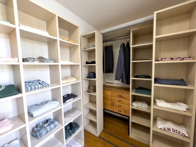 クローゼットのカビ対策完全ガイド｜原因から予防・再発防止までプロが徹底解説【ＭＩＳＴ工法®カビバスターズ】