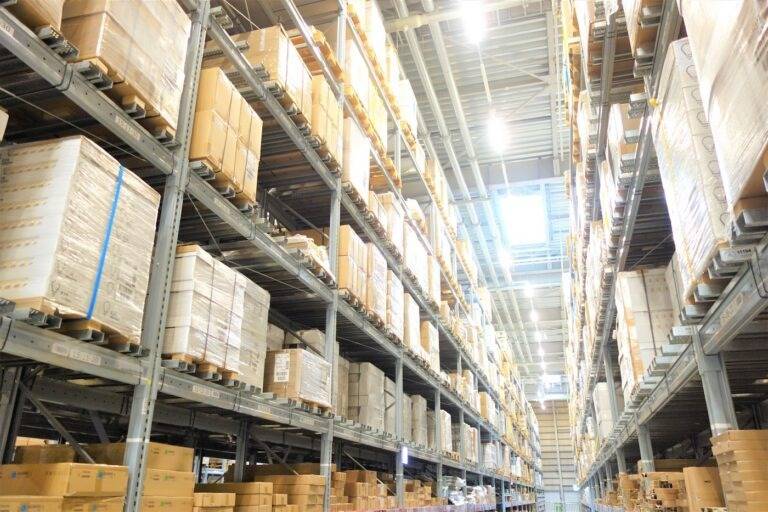 物流・EC倉庫のカビ対策は今すぐ必要!コロナ禍以降急増する巨大倉庫で起きるカビリスクとMIST工法®による空間除菌ソリューション