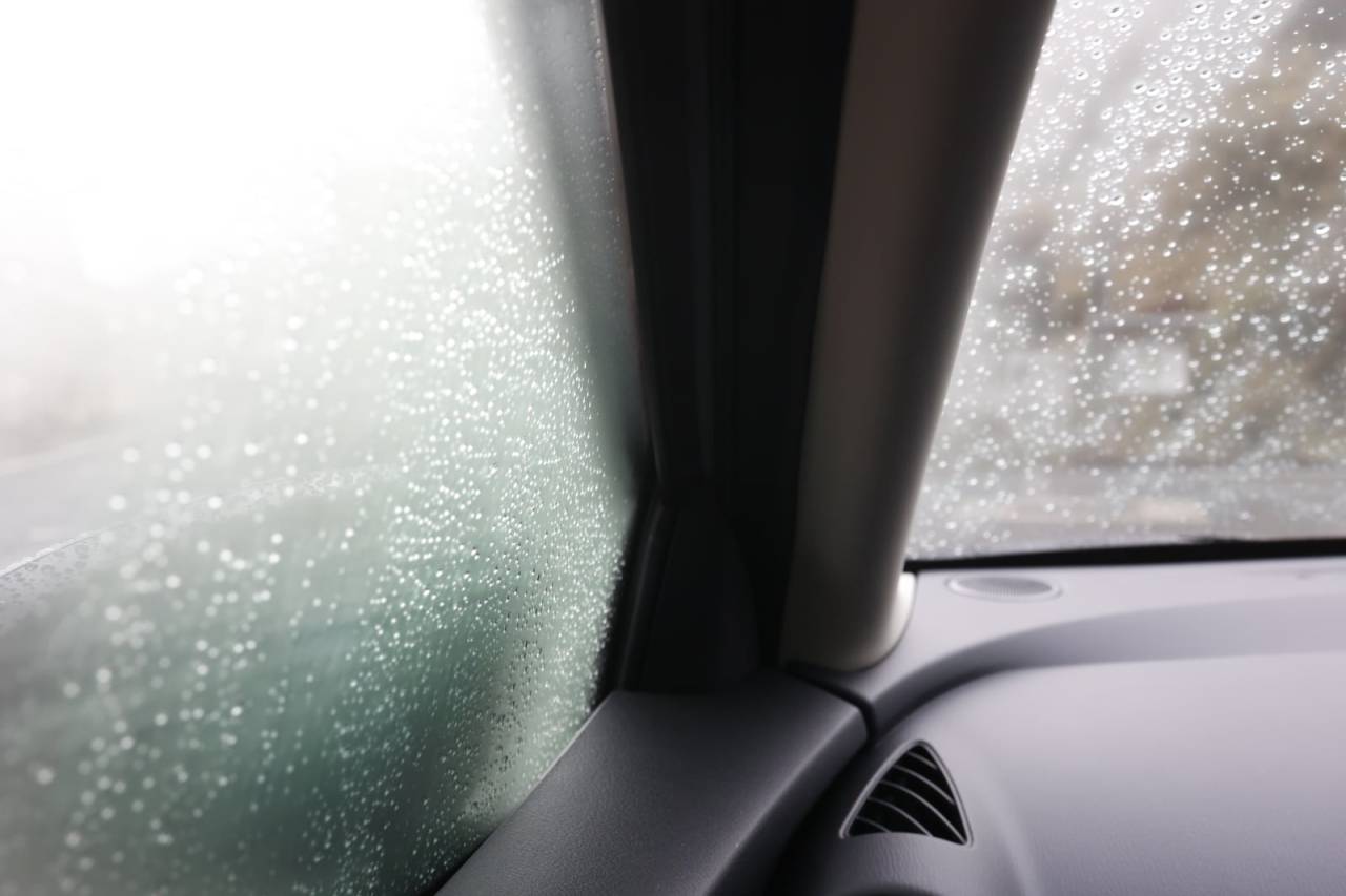 EV（電気自動車）と自動運転時代の車内カビ問題とは？移動する部屋で増殖する見えないリスクとMIST工法®による根本対策