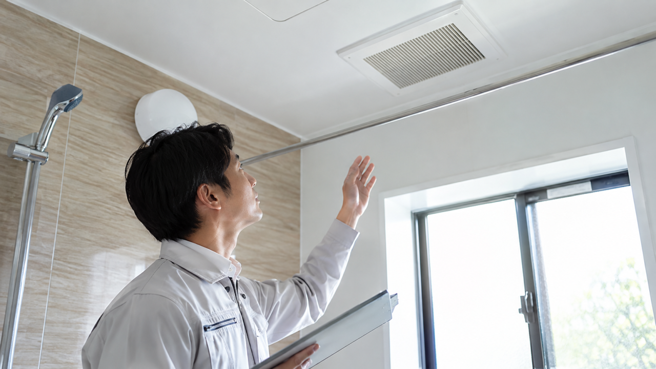 浴室の天井と換気設備は無理に作業しないを確認する様子