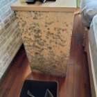 カラーボックスや本棚の背板に潜むカビの正体とは？見えない裏側で進行する湿気トラブルと対策を徹底解説