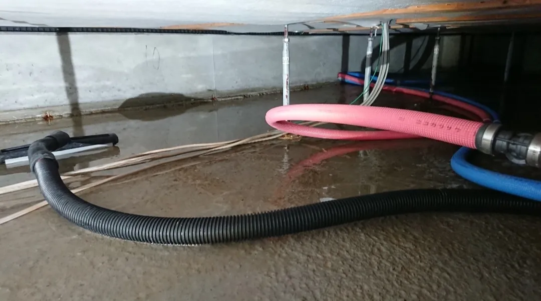 床下の漏水現場！水抜きから漏水箇所発見！除カビ・防カビ工事をお任せ下さい！